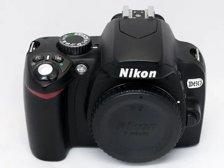 Czarny aparat Nikon D60 z obiektywem z zaślepką.