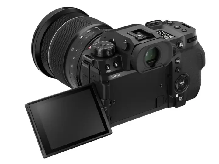 Appareil photo Fujifilm XH2 avec objectif, écran articulé ouvert, prêt à capturer le monde.