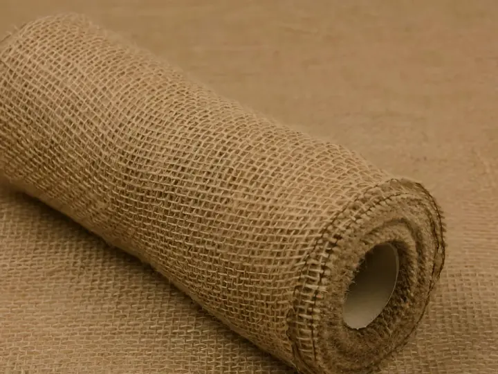 Zrolowana juta, naturalny materiał, idealny do dekoracji i rękodzieła. Juta co to? To ekologiczny wybór.