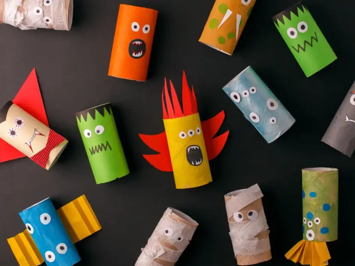 Kreatives Basteln mit Klopapierrollen: Bunte Monster und Mumien für Halloween.