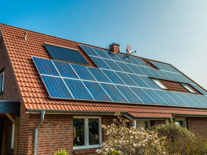 Dom z panelami fotowoltaicznymi na dachu. Nowe zasady dla inwestujących w zieloną energię.