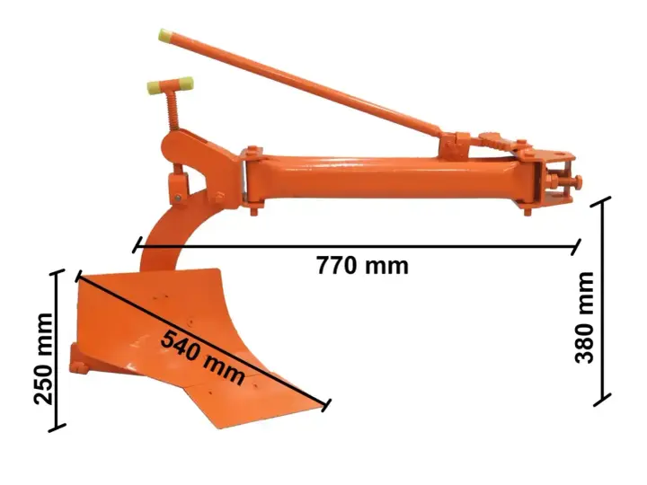 Pomarańczowy pług z widocznymi nazwami części pługa: lemiesz, redlica, korpus. Wymiary: 770 mm, 380 mm, 250 mm, 540 mm.