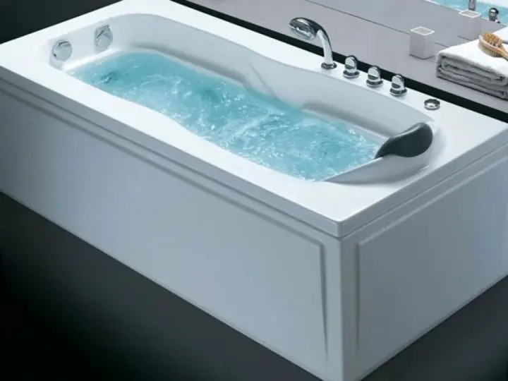 Baignoire balnéo remplie d'eau. Pour un entretien optimal, découvrez comment nettoyer les buses d'une baignoire balnéo.