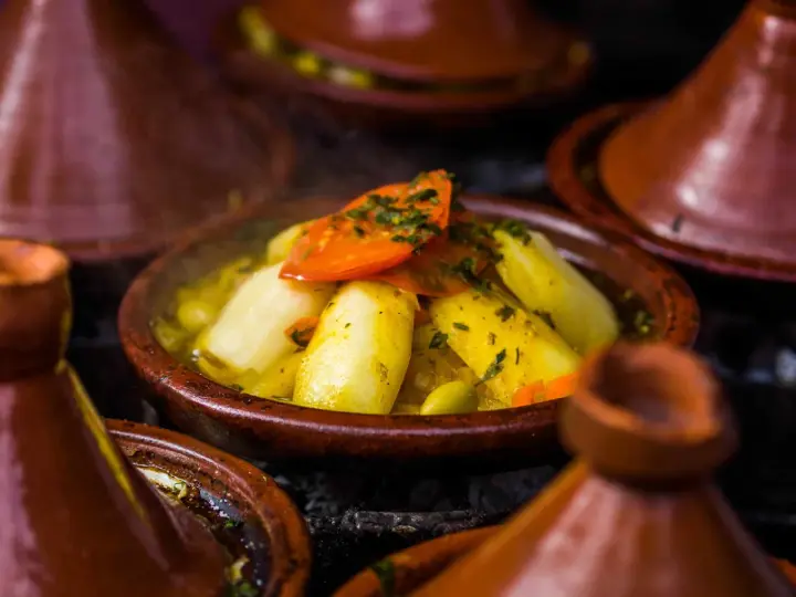 Un saporito tajine di verdure, con patate, pomodori e olive, è un must per chi cerca cosa mangiare a Marrakech.