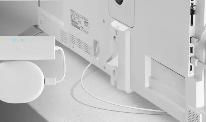 En vit Chromecast med strömkabel och HDMI-anslutning till TV:n. Enheten är redo för chromecast setup wifi.