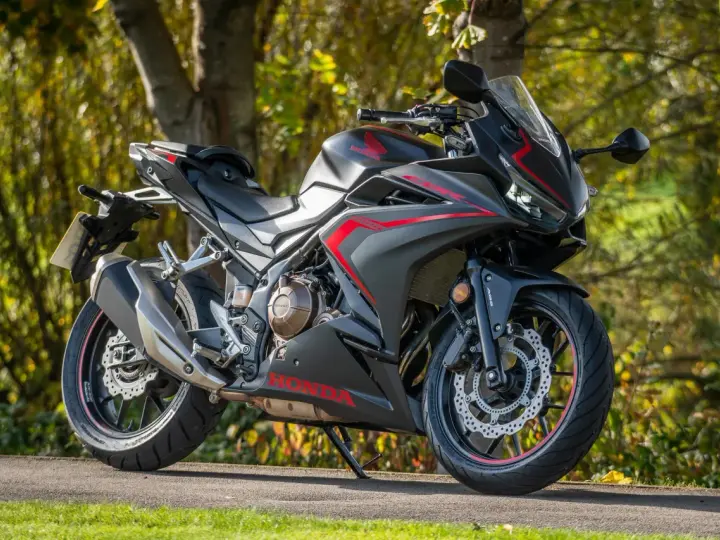 Honda CBR500R negra y roja, con detalles deportivos. Su peso es ideal para maniobrar con agilidad.