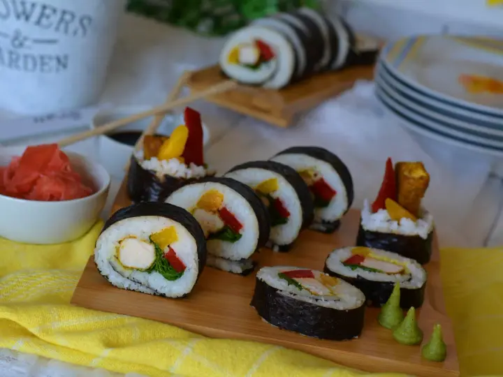 Pyszne sushi z kurczakiem, papryką i mango. Idealne na lekki posiłek.
