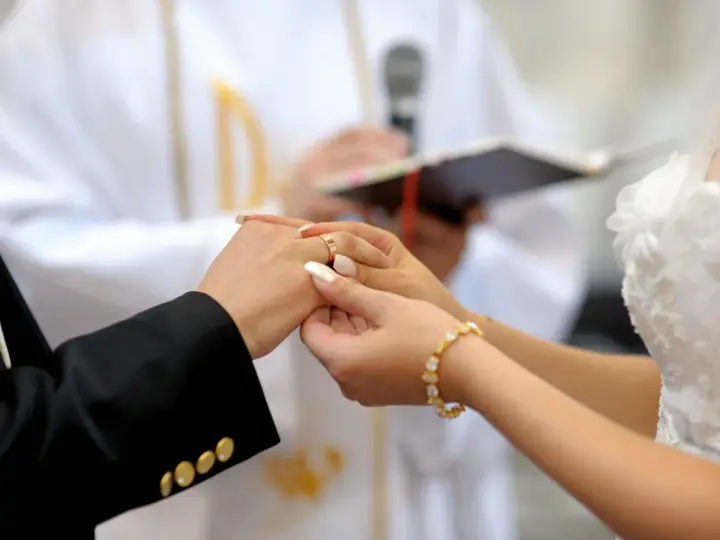 Podczas ceremonii ślubnej ksiądz zakłada obrączkę na palec panny młodej. Ile razy można wziąć ślub kościelny? To zależy od sytuacji.