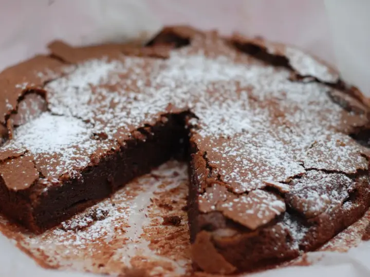 En saftig kladdkaka med pudersocker, perfekt för alla som älskar choklad. Detta kladdkaka recept är en klassiker.