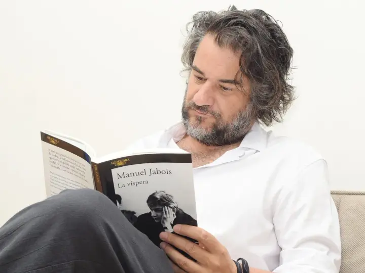 Hombre leyendo "La víspera" de Manuel Jabois. Un libro que inspira a publicar un libro gratis y compartir historias.