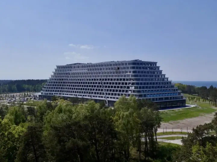 Nowy hotel Gołębiewski w Pobierowie, otoczony lasem i morzem, szuka pracowników.