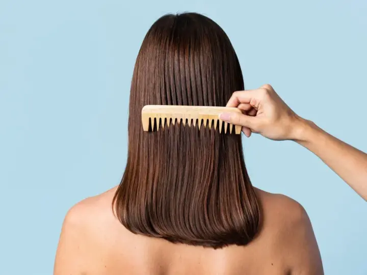 Peinando el cabello castaño para lograr un texturizado pelo perfecto.