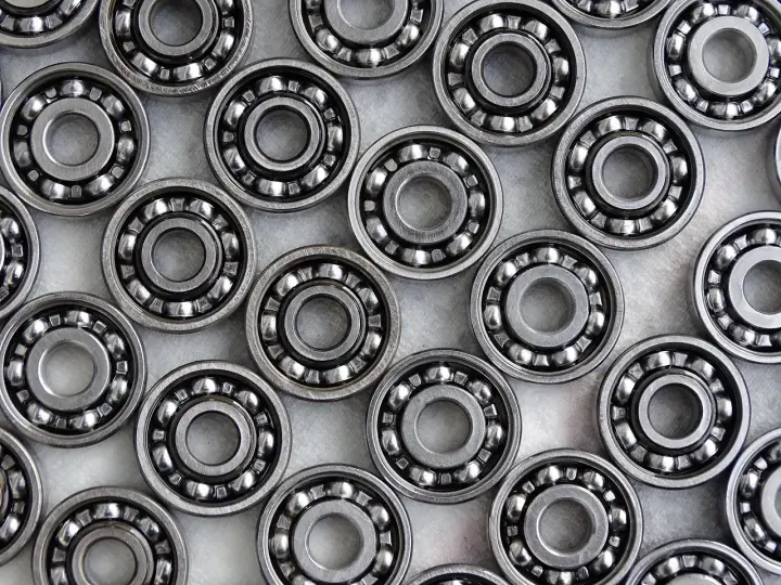 Mnóstwo łożysk kulkowych, każdy z nich to małe arcydzieło precyzji. Ich metaliczny połysk i idealny kształt sugerują, że są gotowe do pracy, zapewniając płynny luz c3.