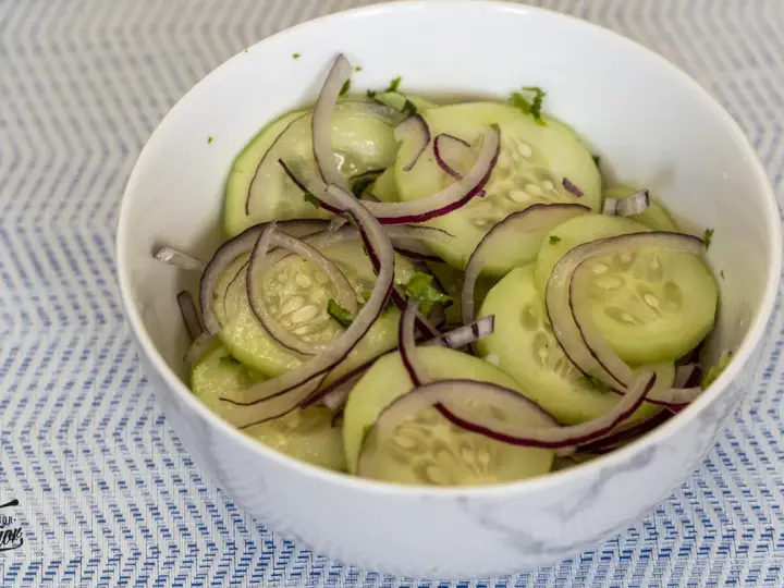 Ensalada refrescante de pepino y cebolla morada, perfecta para tus recetas con pepino.