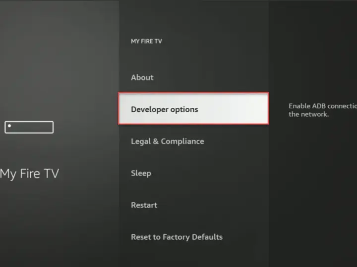 Fire TV Stick Menü mit hervorgehobenen "Developer options" und Text "Enable ADB connections over the network.