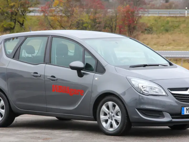 Grå Opel Meriva med texten "Vi Bilägare" på sidan. Kanske en diskussion om opel meriva problemi?