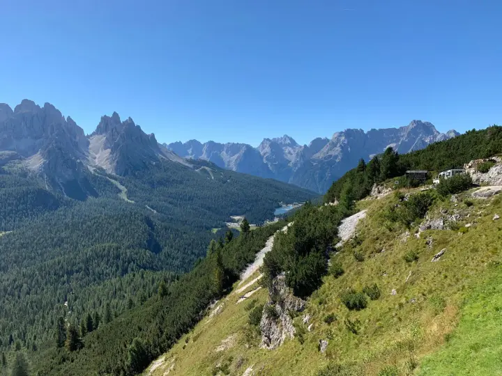 Sentiero panoramico da Misurina al Monte Piana a piedi, tra boschi e vette maestose.