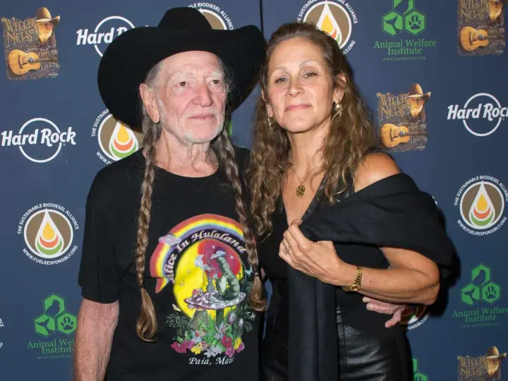 Willie Nelson z żoną Annie D'Angelo pozują do zdjęcia.