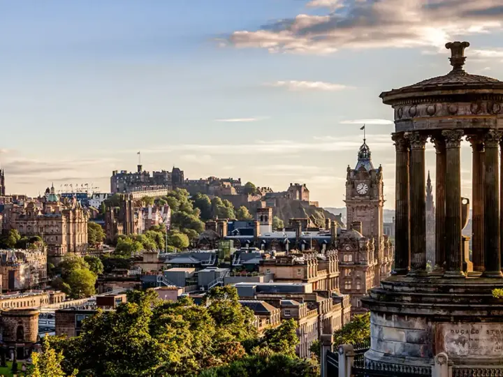 Panoramica di Edimburgo: castello, guglia e monumento. Ideale per scoprire cosa vedere in 3 giorni.
