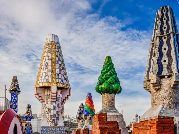 Kolorowe kominy na dachu Casa Batlló to jeden z punktów, które warto zobaczyć w Barcelonie. Ich mozaikowe zdobienia zachwycają.