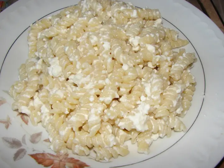 Pyszny makaron z serem na słodko, idealny na szybkie śniadanie lub deser.