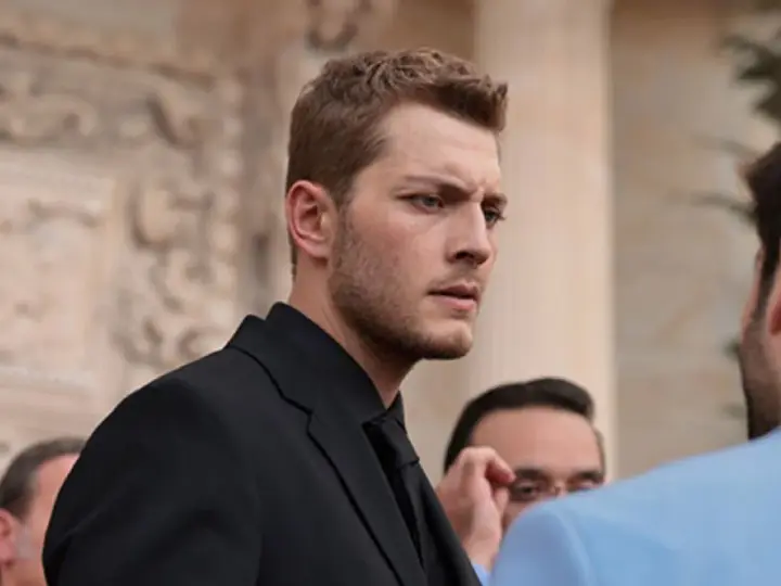 Francesco Montanari, con un abito scuro, interpreta un membro della squadra antimafia, con uno sguardo intenso.