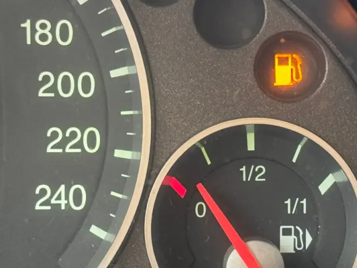 Wskaźnik paliwa na czerwonym polu, kontrolka rezerwy świeci. Ile km na rezerwie diesel? Czas na tankowanie!
