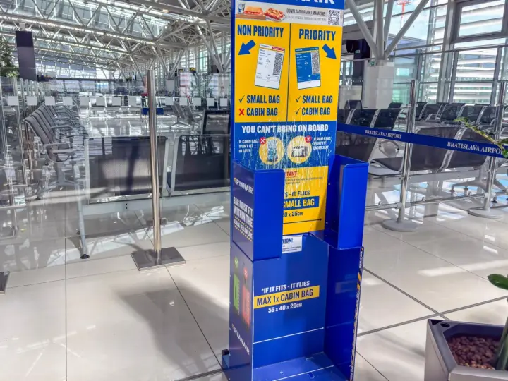 Informacja o tym, co można zabrać do bagażu podręcznego Ryanair. Wyjaśnia różnice między priorytetowym a niepriorytetowym boardingiem i wymiary bagażu.