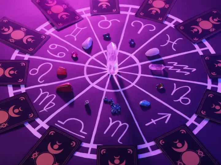 Okrąg zodiaku z kryształem i kamieniami. Wokół karty tarota. Czyżby to symbolika najbardziej mściwego znaku zodiaku?