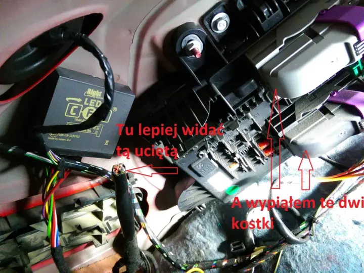 Wiązka przewodów w Oplu, widoczna ucięta żyła i wyjęte kostki, potencjalnie związane z błędem dtc u0140.