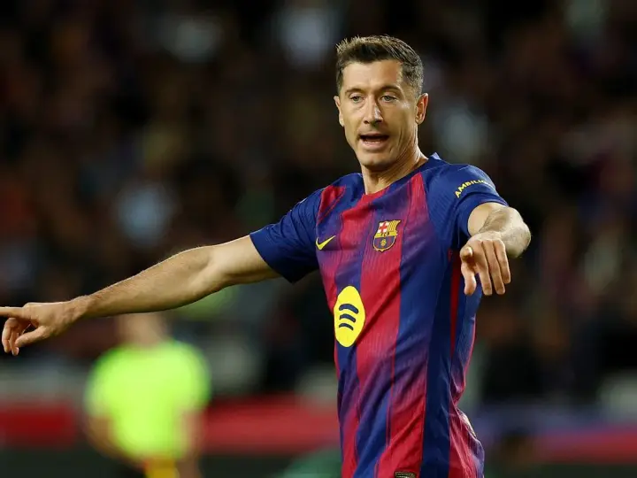 Robert Lewandowski w koszulce FC Barcelony. Grał w klubach takich jak Borussia Dortmund, Bayern Monachium, a teraz w Barcelonie.