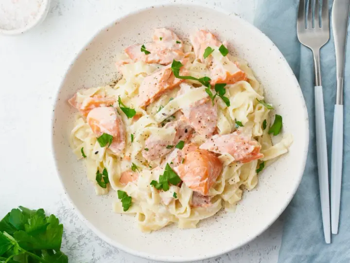 Pasta con salmón y nata cremosa: Receta de chef, ¡sin fallos!