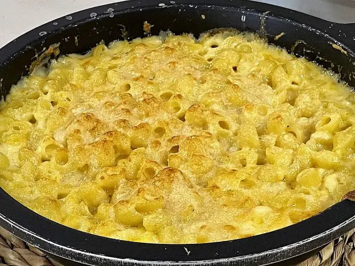 Macarrones con queso horneados hasta dorar, burbujeantes y deliciosos.