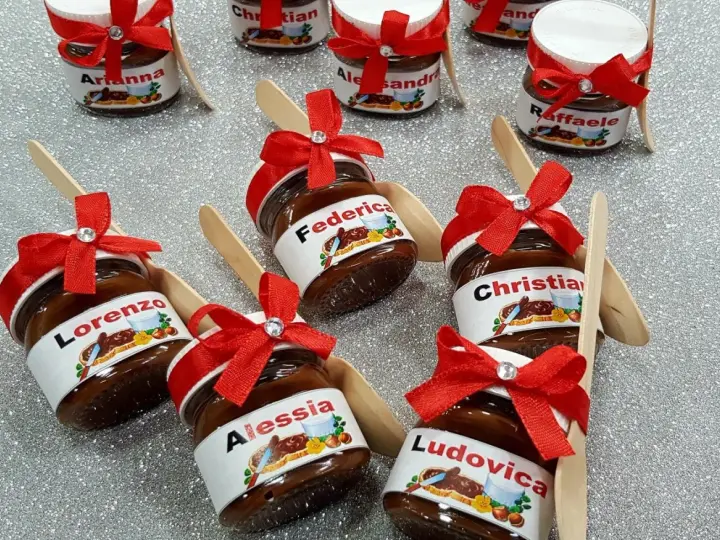 Mini tarros de Nutella personalizada con nombres como Lorenzo, Federica, Alessia, Christian, Ludovica, Arianna, Alessandra y Raffaele, adornados con lazos rojos.