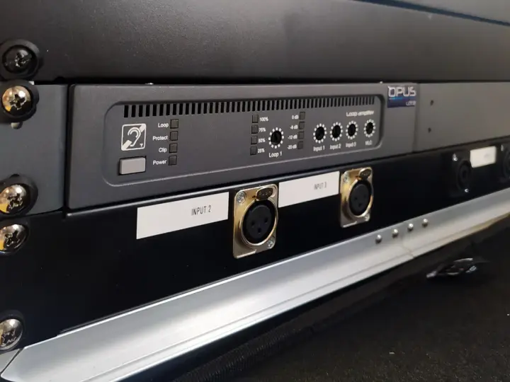 Wzmacniacz pętli indukcyjnej z wejściami XLR i wskaźnikami LED.