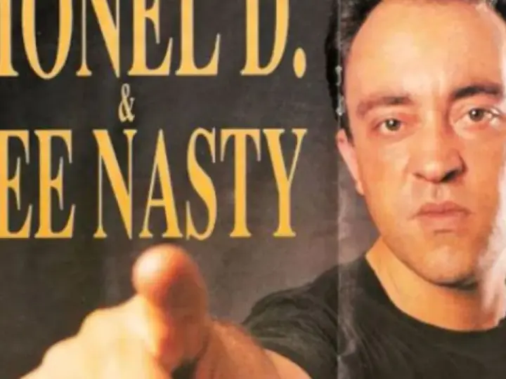 Lionel D. & Dee Nasty, pionniers du hip-hop français, posent ensemble. Dee Nasty, le premier rappeur français, pointe du doigt.