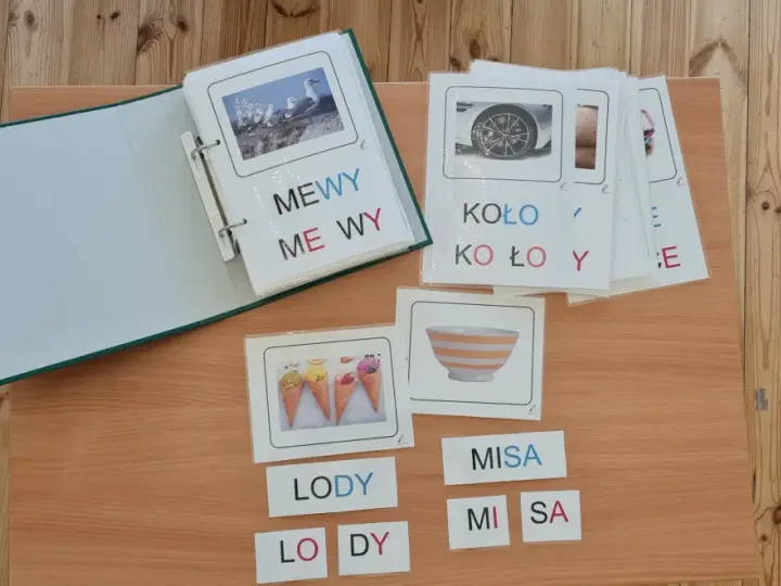 Karty edukacyjne z literami i obrazkami: mewy, koło, lody, misa. Dzieci uczą się czytać, składając wersaliki.