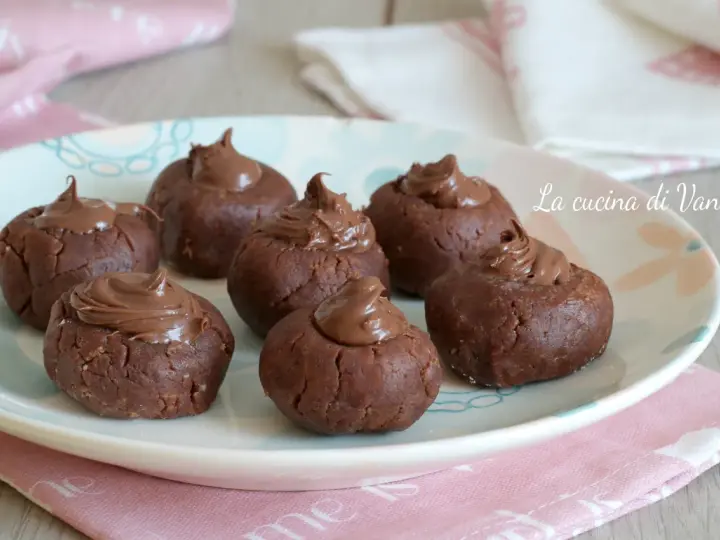 Dolci da fare in 5 minuti senza cottura: palline al cacao con crema al cioccolato, perfette per una pausa golosa.
