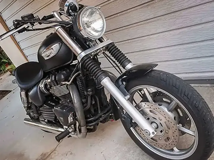 Czarny motocykl Triumph Speedmaster z chromowanymi elementami, gotowy na przygodę.