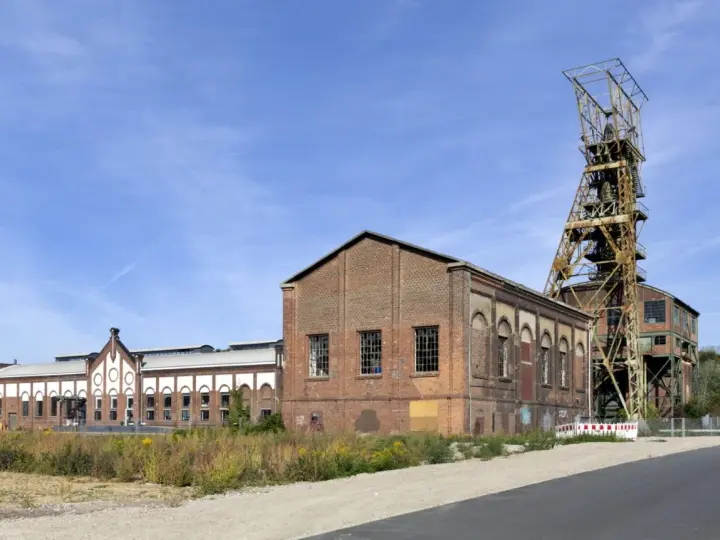 Die Zeche Ewald Fortsetzung mit ihrem markanten Förderturm und Backsteingebäuden, ein Zeugnis industrieller Vergangenheit.