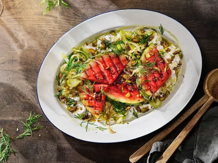 Grillad vattenmelon med fetaost, fänkål och pistagenötter. Enkel sommarmat som är både fräsch och mättande.