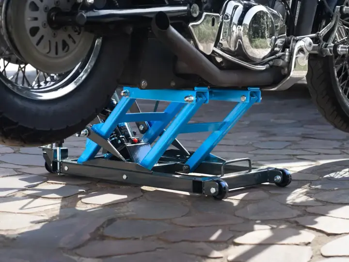 Jak zrobić podnośnik motocyklowy? Zbuduj sam, serwisuj bezpiecznie!