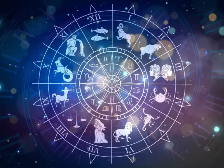 Zodiakalny koziorożec, symbolizujący okres od 22 grudnia do 19 stycznia, widnieje na tle gwiezdnej tarczy horoskopu.