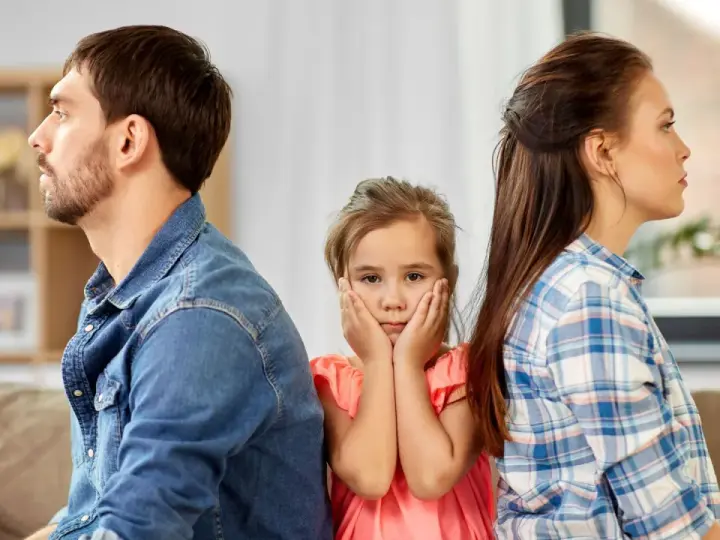 Rozwód a dziecko: Jak rozmawiać? Psycholog radzi, jak chronić