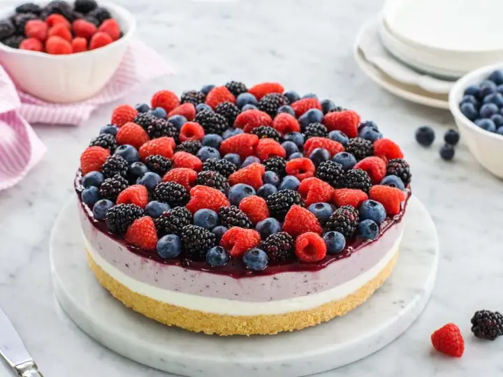 Cheesecake ai frutti di bosco con Philadelphia, un tripudio di lamponi, mirtilli e more su una base croccante.