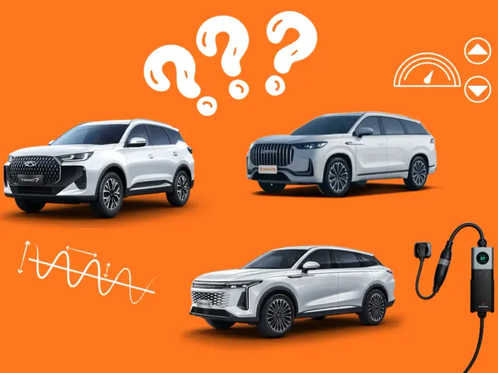 Trzy białe SUV-y, w tym omoda hybryda, na pomarańczowym tle z ikonami i ładowarką.