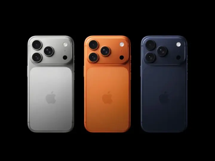 Trzy telefony iPhone w kolorach srebrnym, pomarańczowym i granatowym, z potrójnymi aparatami. Wyglądają jak przyszłe modele, może nawet iPhone 18.