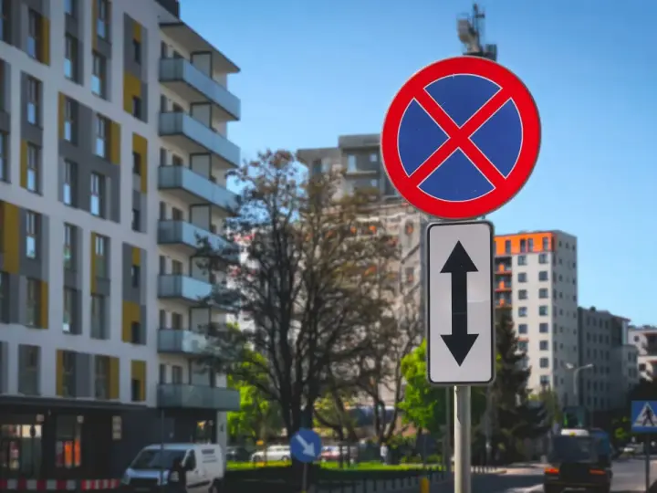 Czy zakaz parkowania dotyczy chodnika? Sprawdź, zanim zaparkujesz