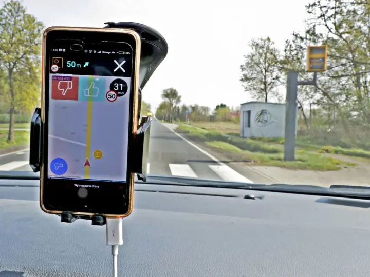 Telefon z nawigacją Yanosik pokazuje prędkość 31 km/h przy ograniczeniu do 50 km/h. Czy Yanosik działa w Niemczech? Tak, aplikacja działa i ostrzega o fotoradarach.