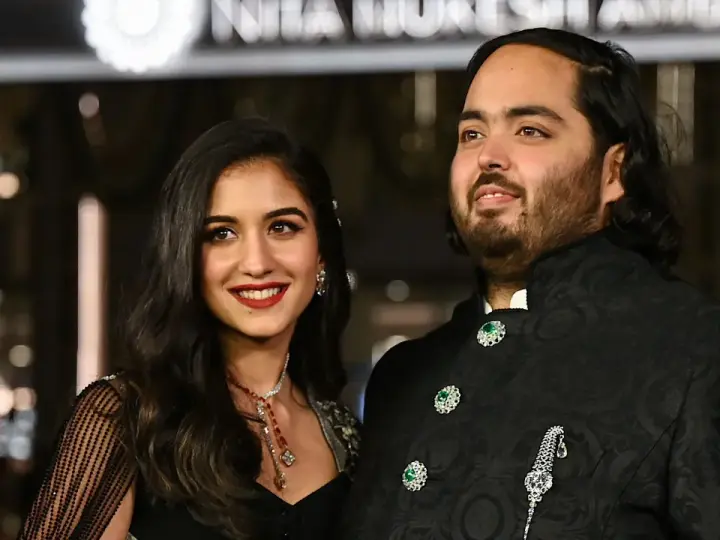 Anant Ambani, con la sua futura sposa Radhika Merchant, in abiti eleganti.